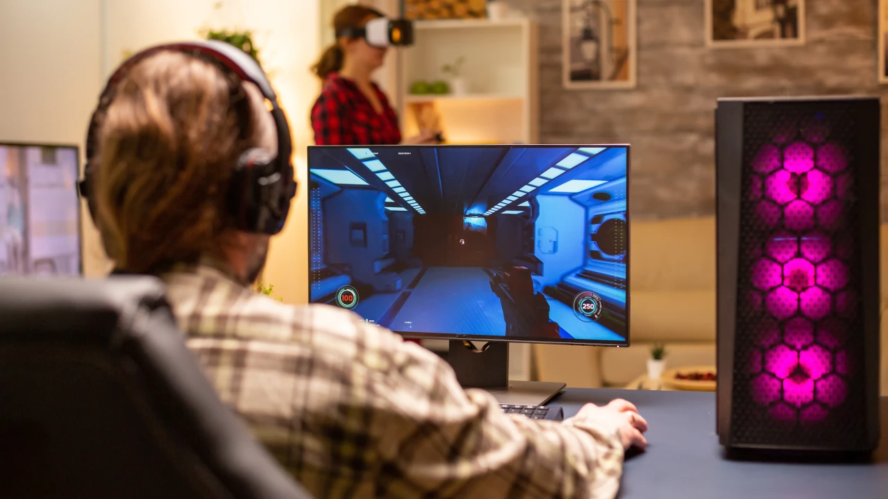 Gracz przed monitorem