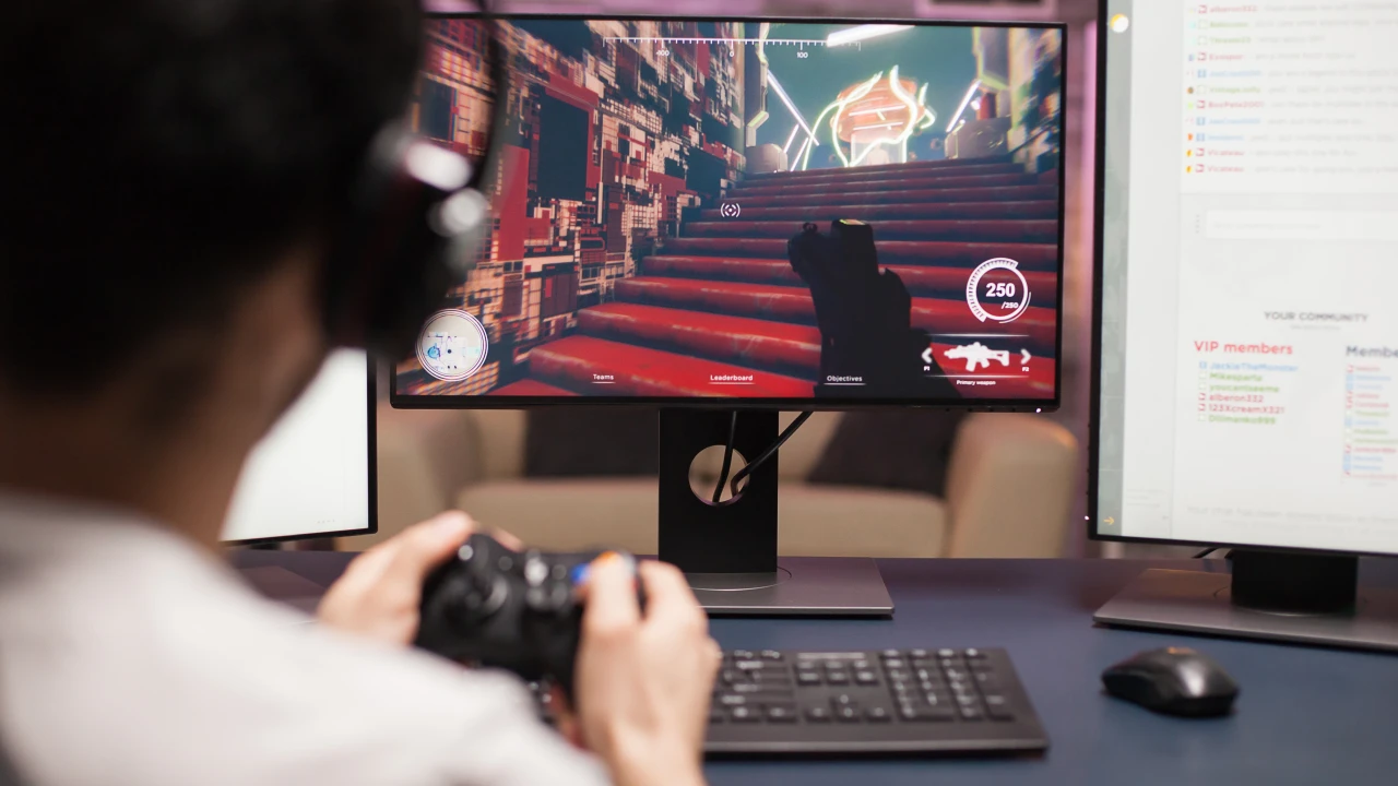Gracz z padem przed monitorem