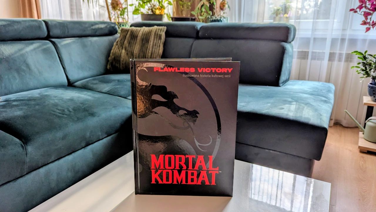Mortal Kombat: Flawless Victory (2026) - książka na stole
